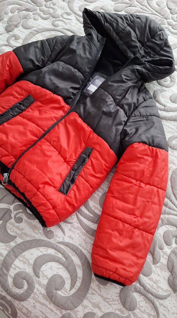 Erkek Çocuk Kırmızı Siyah Kapüşonlu Mont - Görsel 3