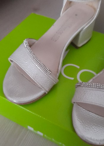 Beyaz Yılan Desenli Tokalı Topuklu Kadın Ayakkabı - Görsel 3