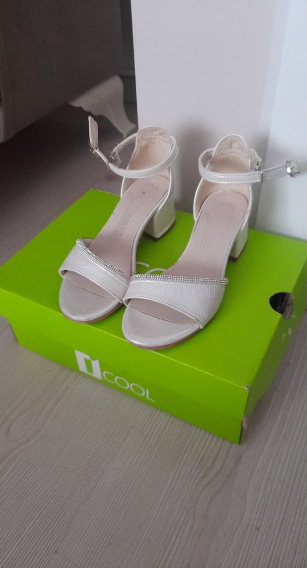 Beyaz Yılan Desenli Tokalı Topuklu Kadın Ayakkabı - Görsel 2