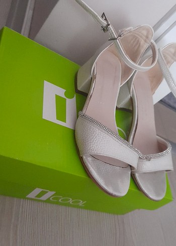 Beyaz Tokalı Çocuk Topuklu Abiye Ayakkabı - Görsel 3