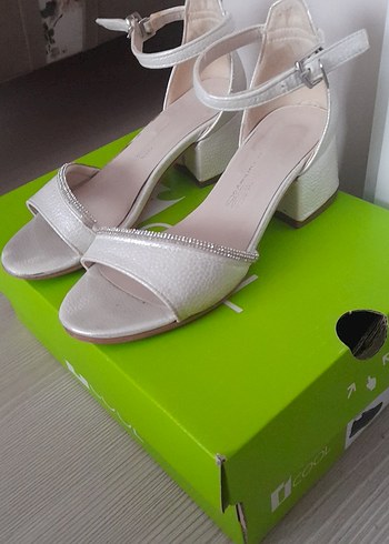 Beyaz Tokalı Çocuk Topuklu Abiye Ayakkabı - Görsel 2