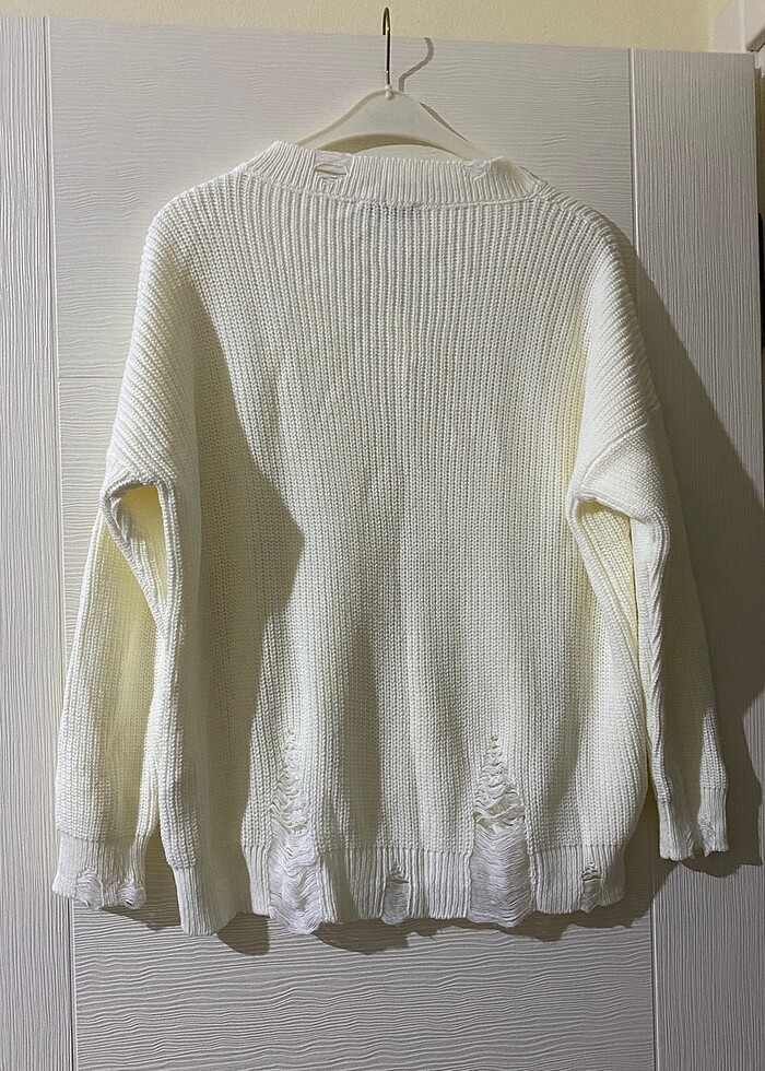 ekru renkli v yaka yırtmaçlı kazak - Görsel 2