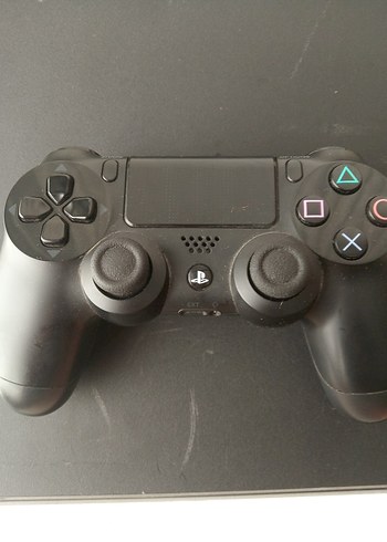 Sony Siyah PlayStation konsolu ve kontrol cihazı
