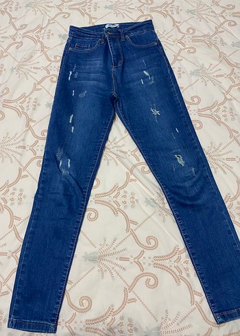 Yırtıklı Dar Paça Pantolon