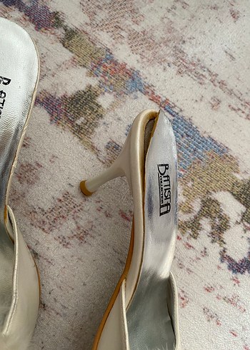 Beyaz Tüylü Kadın Terlik - Görsel 2