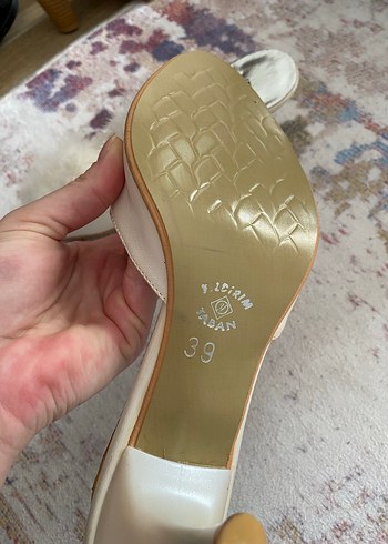 Beyaz Tüylü Kadın Terlik - Görsel 3