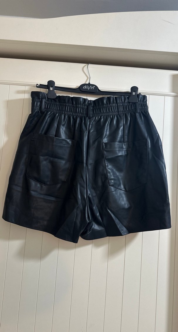 Siyah Deri Mini Şort - Görsel 3