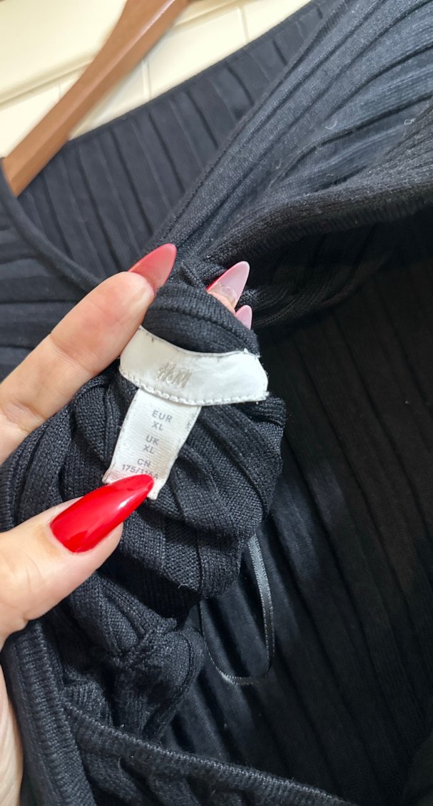 Kadın Siyah Sırt Dekolteli Kazak - Görsel 3