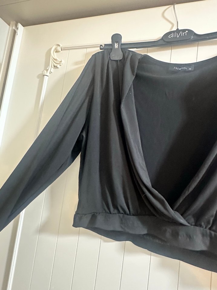 Uzun Kollu Siyah V Yaka Drapeli Bluz - Görsel 3