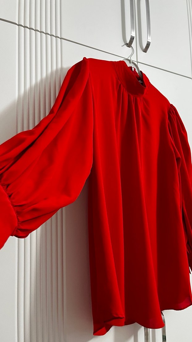 Kırmızı Yüksek Yakalı Bluz - Görsel 3