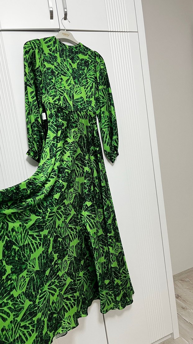 Yeşil Batik Desenli Uzun Kadın Elbise - Görsel 5