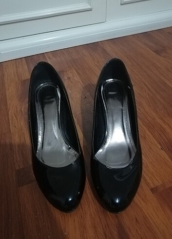 Siyah Kısa Topuklu Ayakkabı 