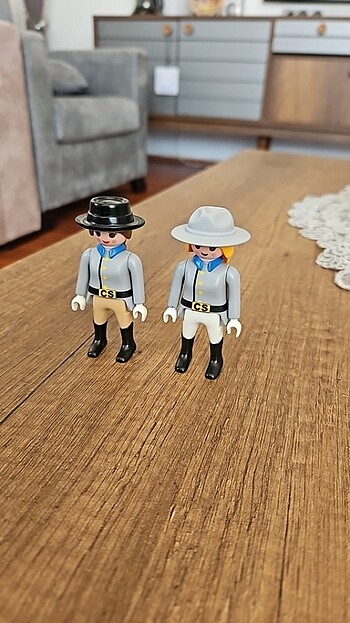 Playmobil boyali custom guneyli kadin subay