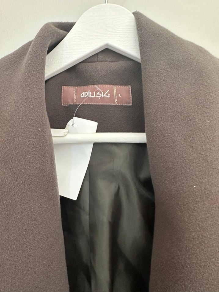 Kahverengi düğmeli kaban - Görsel 2