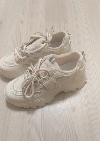 Beyaz Bağcıklı Kadın Sneakers
