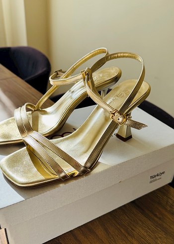 Altın Renkli Stiletto Topuklu Kadın Abiye Ayakkabı - Görsel 2