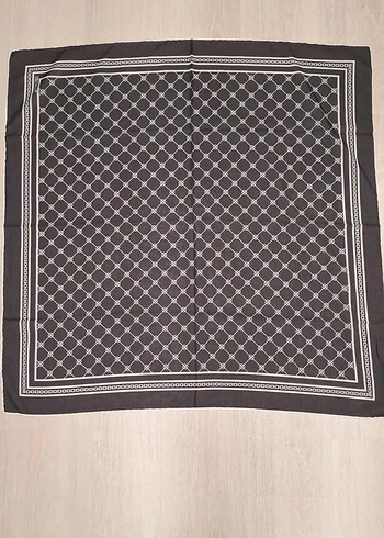 Siyah Beyaz Eşarp - Görsel 2