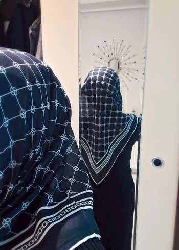 Siyah Beyaz Eşarp - Görsel 3