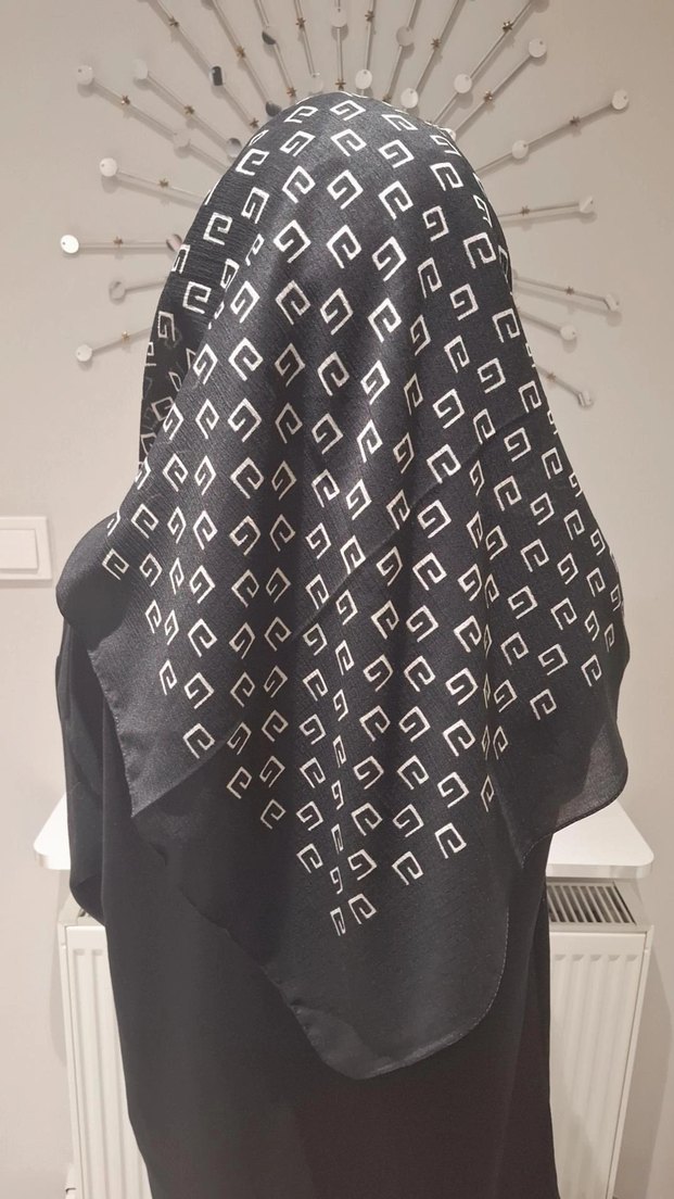 Kadın Siyah Pilili Sokak Stili Eşarp - Görsel 2