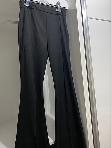 Trendyol & Milla Siyah paçası yırtmaç detaylı pantolon