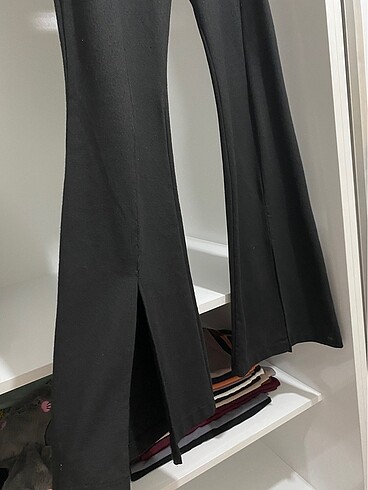 Siyah paçası yırtmaç detaylı pantolon