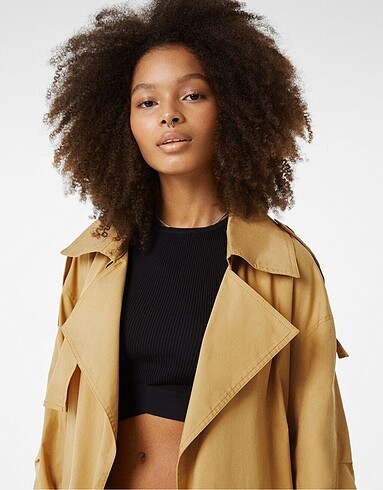 l Beden BERSHKA TRENÇKOT
