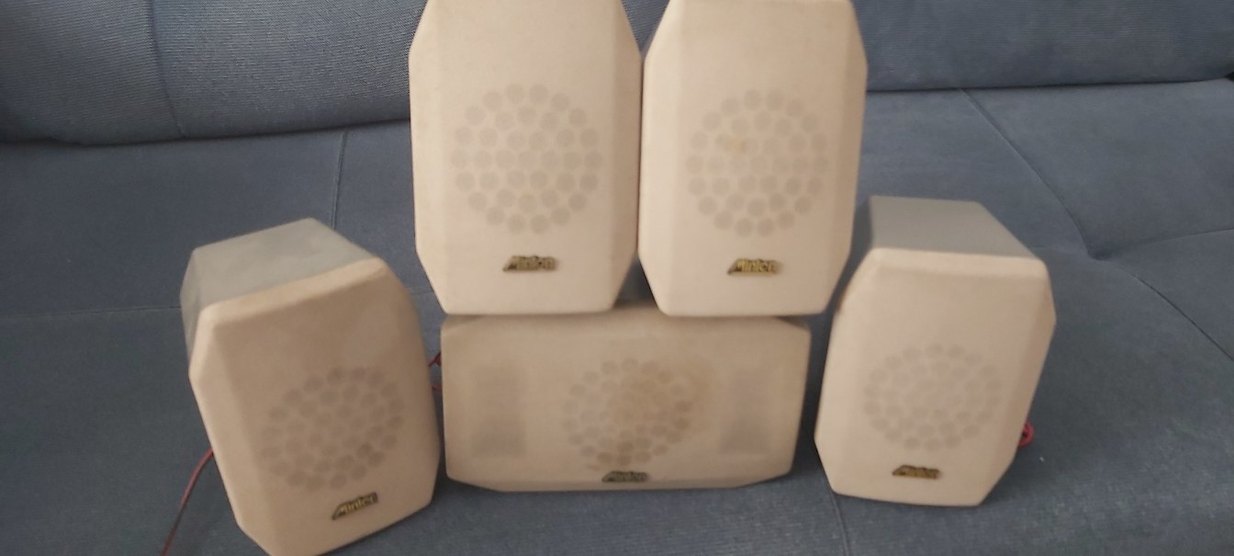 Beyaz ve Gri Müzik Sistemi Hoparlörleri - Görsel 2