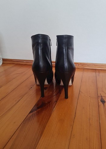 Divarese Siyah Deri Stiletto Topuklu Kadın Bot