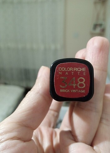 Beden kırmızı Renk Loreal ruj
