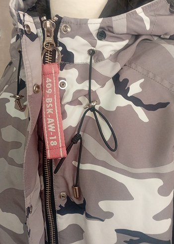 Bershka Kadın Kamuflaj Desenli Kapüşonlu Ceket