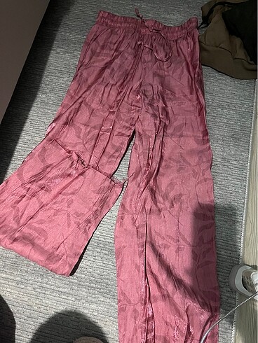 Pembe saten pantolon