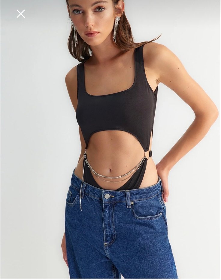 Siyah Askılı Kemerli Crop Top - Görsel 2