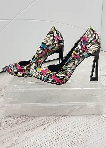 Cıvıl cıvıl renklerle stiletto