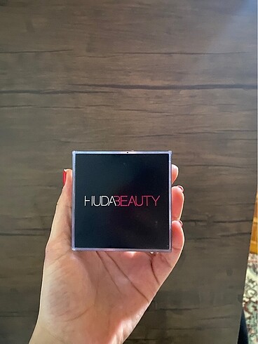 HUDA BEAUTY PUDRA
