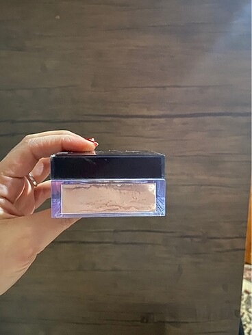 Beden HUDA BEAUTY PUDRA