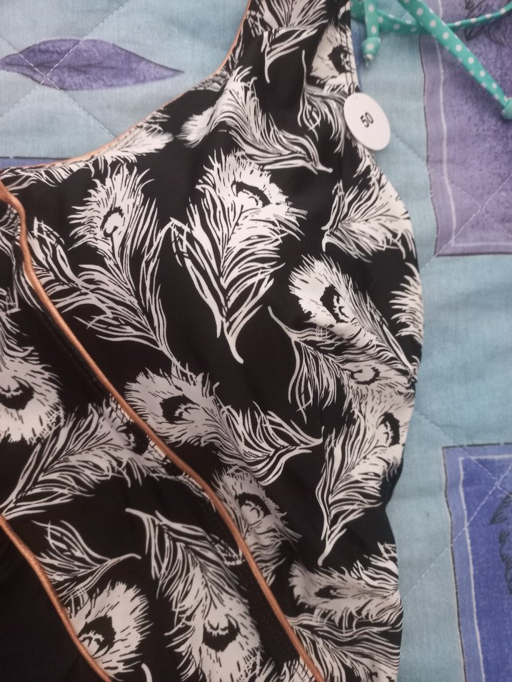 Siyah Desenli V Yakalı mayo - Görsel 3