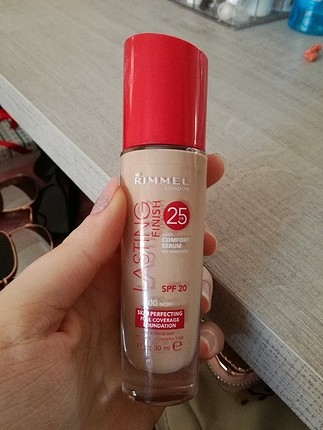 rimmel London lasting finish fondoten