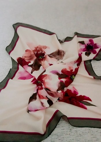 Çiçek Desenli Çok Renkli İpek Fular - Görsel 3