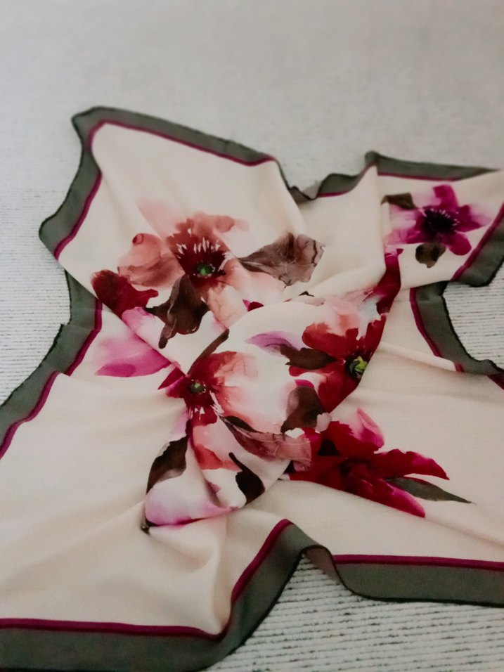 Çiçek Desenli Çok Renkli İpek Fular - Görsel 3