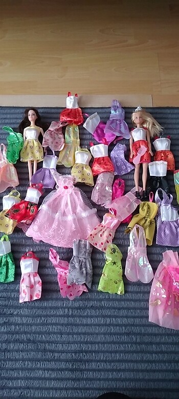 Barbie bebek ve elbiseleri renk renk çeşit çeşit elbise 