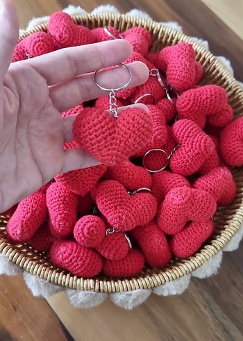 El Yapımı Kırmızı Örgü Kalp Anahtarlıklar - Görsel 3