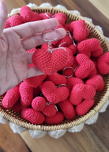El Yapımı Kırmızı Örgü Kalp Anahtarlıklar - Görsel 4