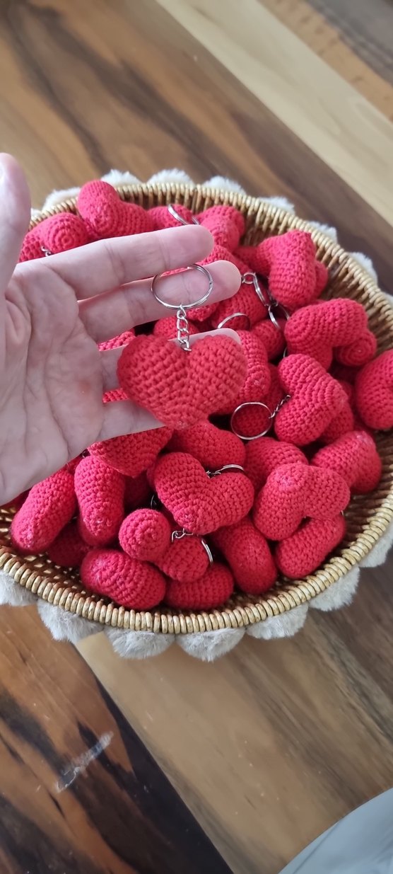 El Yapımı Kırmızı Örgü Kalp Anahtarlıklar - Görsel 3