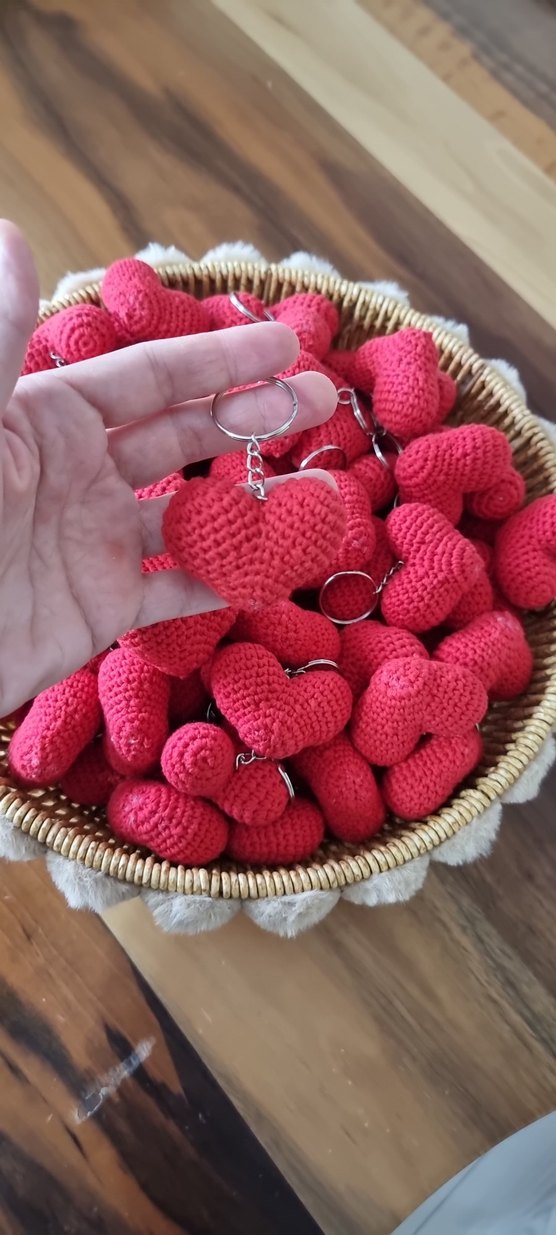 El Yapımı Kırmızı Örgü Kalp Anahtarlıklar - Görsel 4