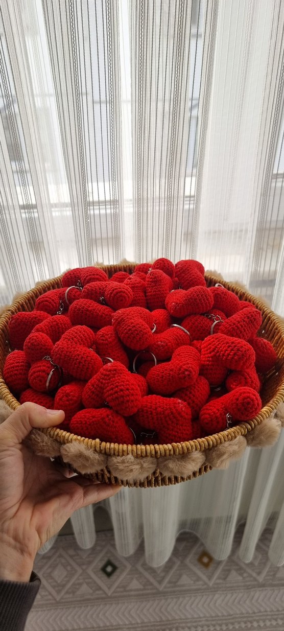 El Yapımı Kırmızı Örgü Kalp Anahtarlıklar - Görsel 2