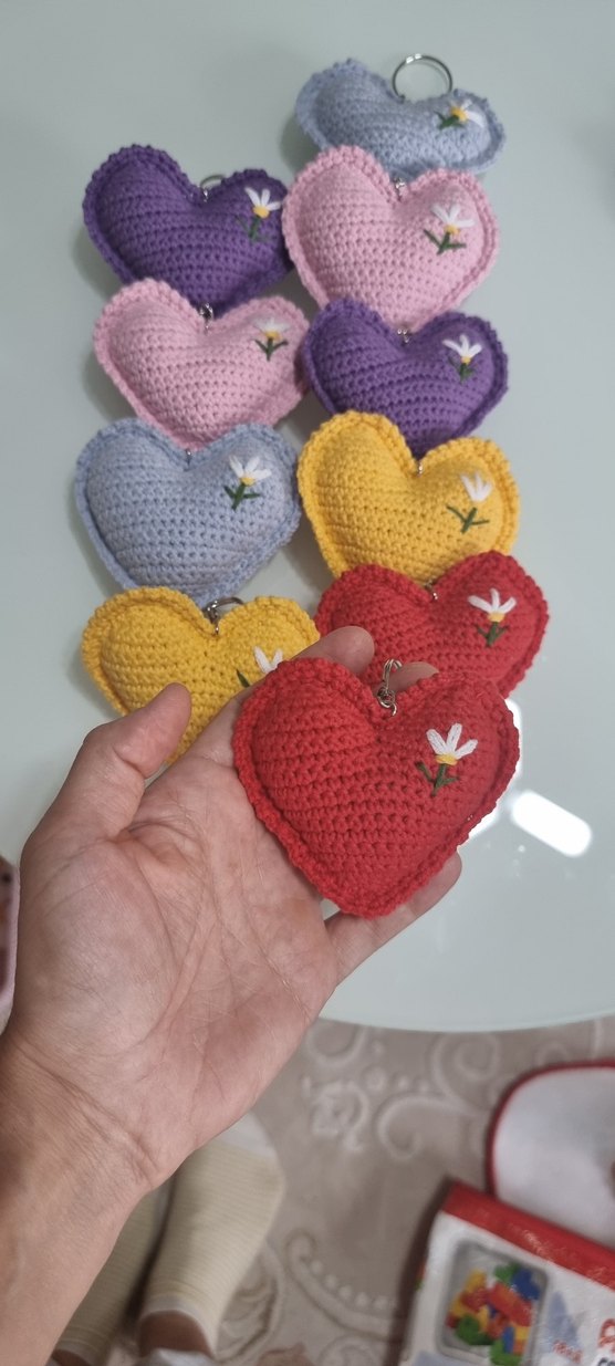 Renkli Örgü Kalp Anahtarlıklar - Görsel 3