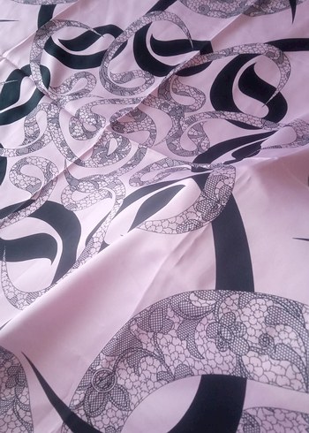 Pembe Desenli İpek Fular - Görsel 4