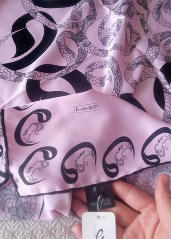 Pembe Desenli İpek Fular - Görsel 2