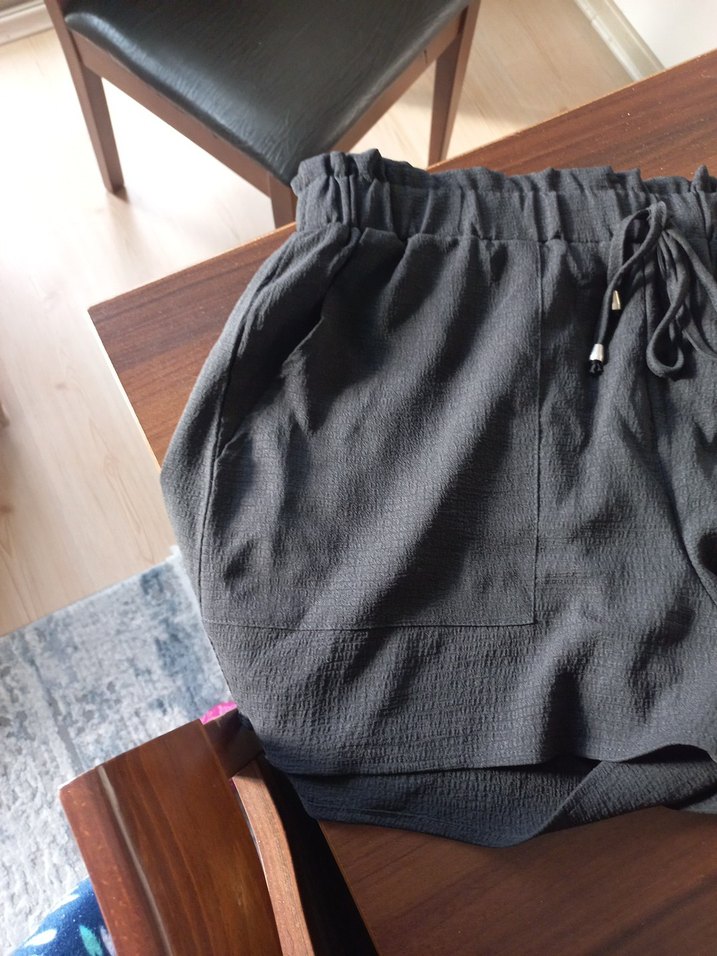 Kadın Siyah Beli Lastikli Kısa Şort - Görsel 2