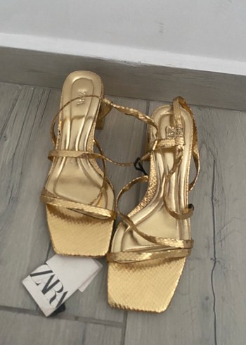 Zara Altın Rengi Yılan Desenli Topuklu Kadın Ayakkabı